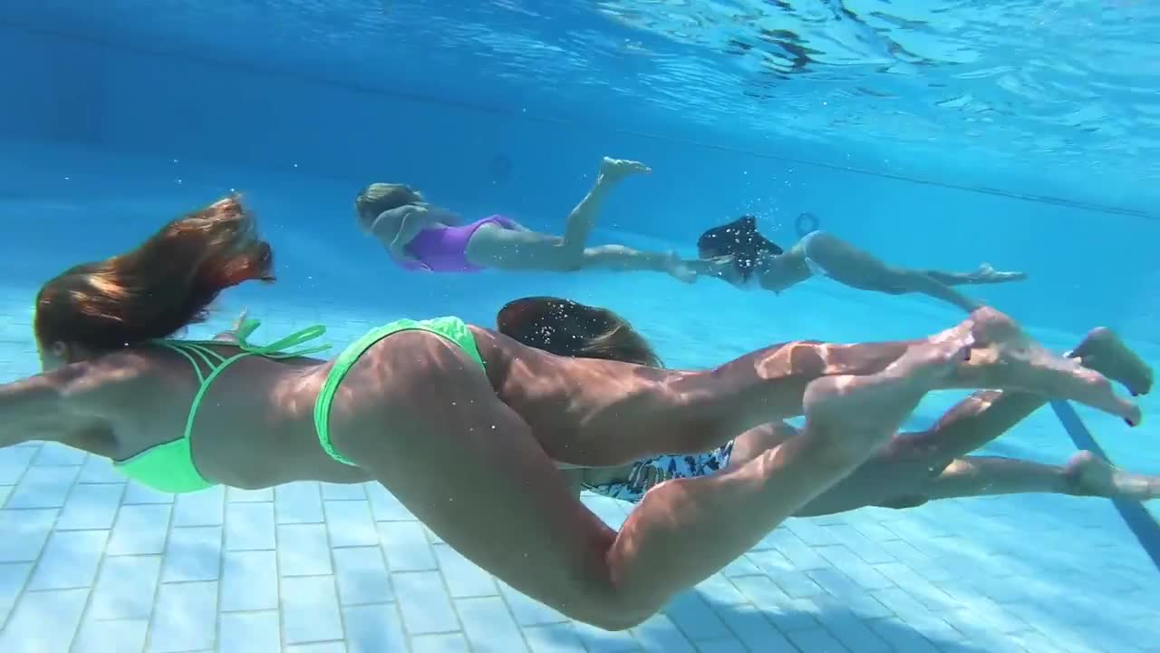 Нудисты в бассейне фото