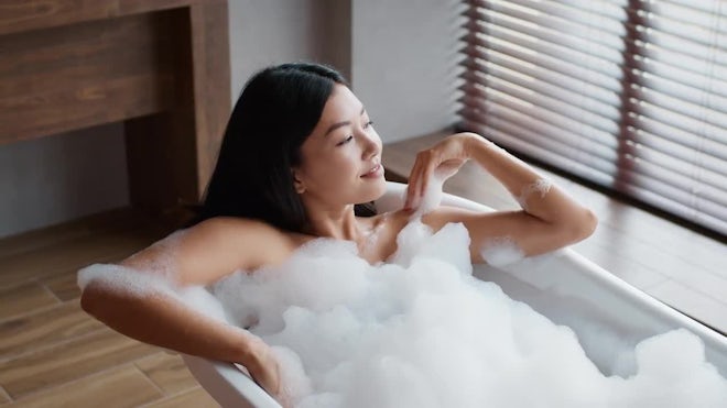 Young woman take bubble bath, Stock Video