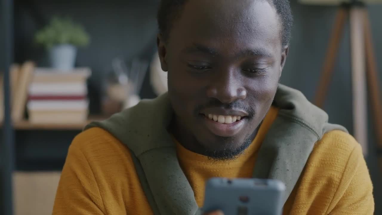 スマイル Young Happy Guy Recording Voice Message On Smartphone App