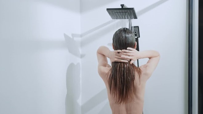 VIDEO - Very long hair shower