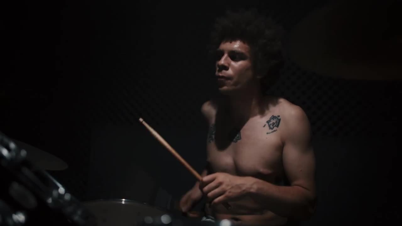 Baterista com cabelo cacheado tocandoBaterista com cabelo cacheado tocando  