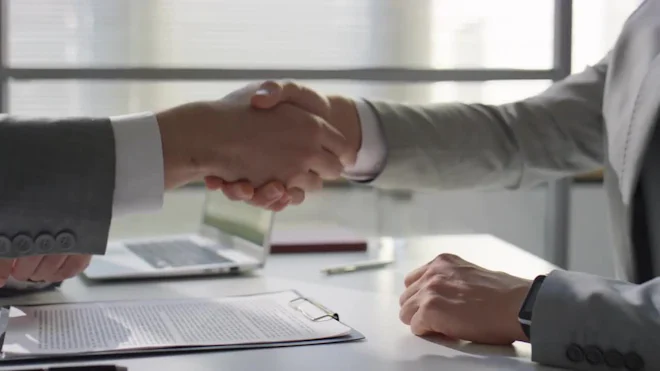 https://motionarray.imgix.net/motion-array-1347621-V1-0002_20220302-AS-Semenov-Mans-handshake-2-Studio00000000-high_0012.jpg?auto=format&fit=max&q=60&w=660