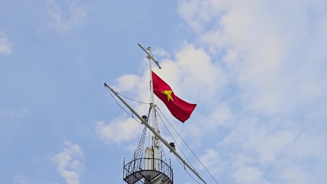 Qizil yubka kiygan porno qiz