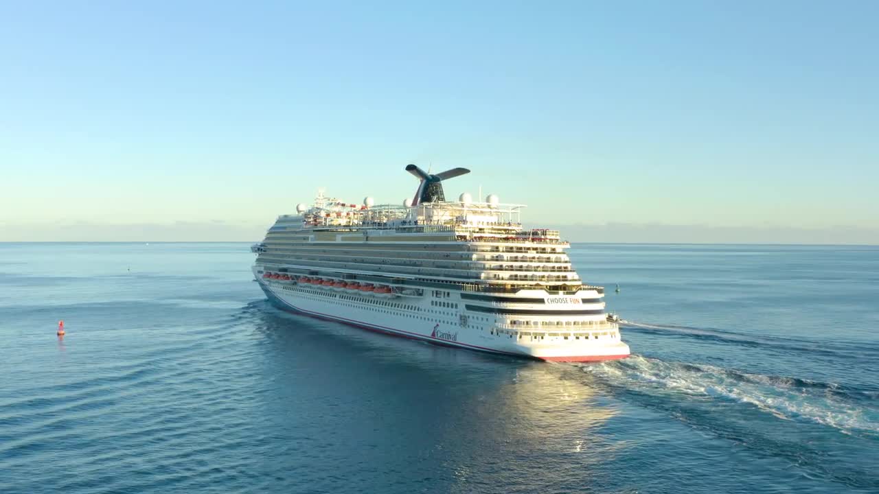 その他 Big Ships: Luxury Liner Cruising in  [DVD] Large Luxury Cruise Ship At Sea - Stock Video | Motion Array