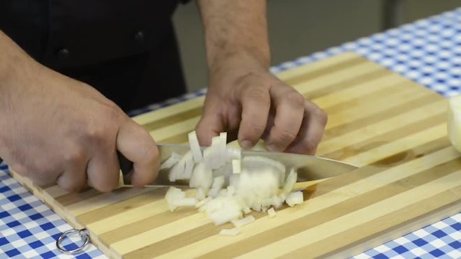 How to Cut an Onion (VIDEO) 