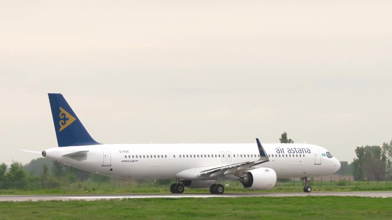 アリタリア航空 A I R B U S-A321 File:Austrian Airlines Airbus A321 0s.jpg - Wikipedia