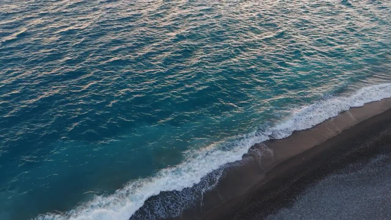 オーシャン People Doing Kite Surf Under A Cloudy Sky At The Sunset In