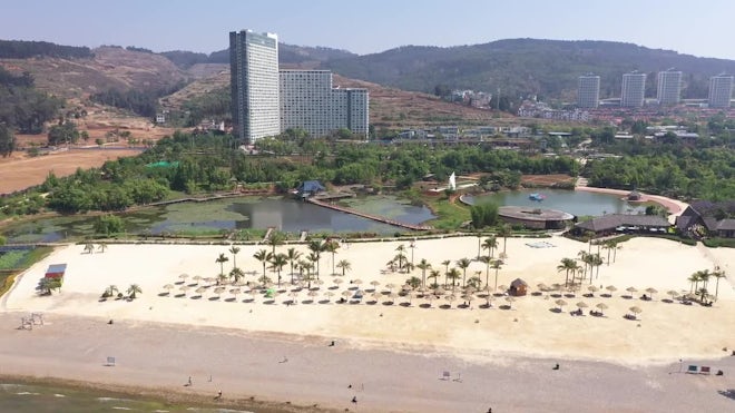 Aerial photo shows tourists enjoying summer time on the beach in Fuzhou  City, southeast China's Fujian Province, 6 August, 2023. (Photo by  ChinaImages/Sipa USA) Credit: Sipa US/Alamy Live News Stock Photo 