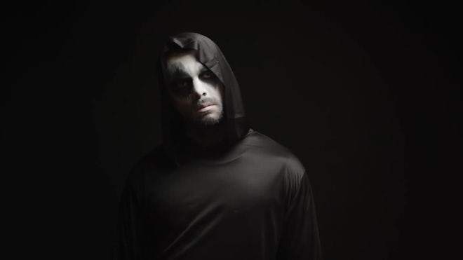 Grim reaper com uma cara assustadora isolada sobre fundo preto. cara do  mal.