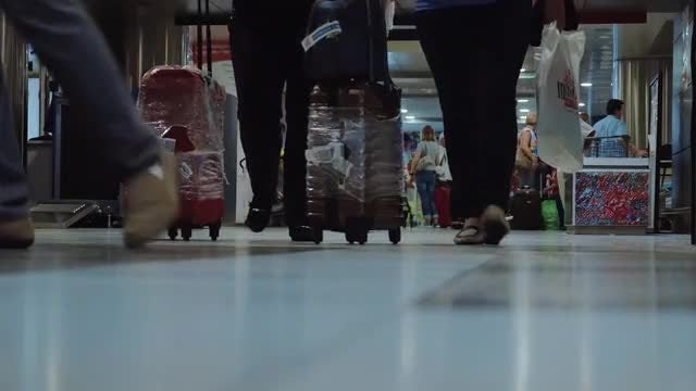 People with Luggage: Stock Video