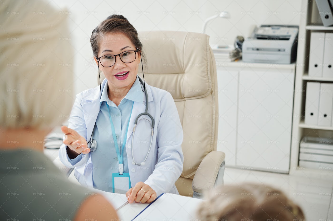 Pediatrician Talking To Patients: Stock Photos