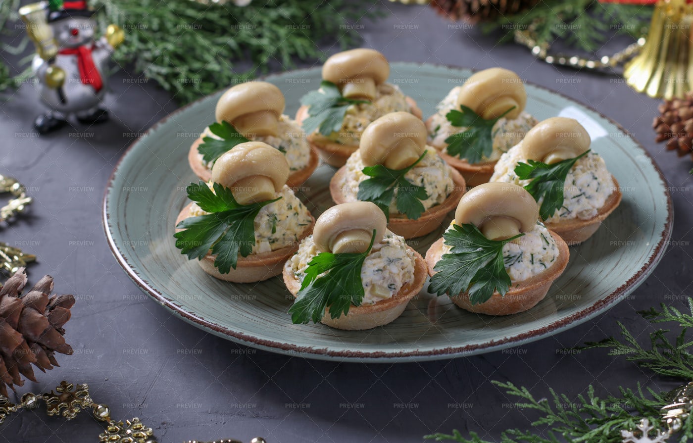 Tartlets With Mushrooms: Stock Photos