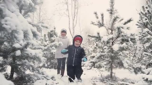 Kids Having Fun In Winter: Stock Video