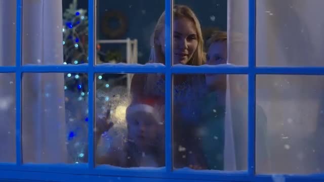 Mother And Kids Watch Stars: Stock Video