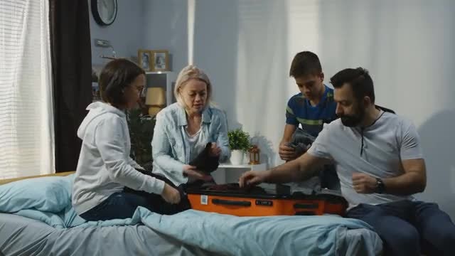 Family Packing: Stock Video