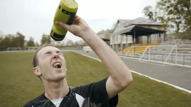 Athlete Pouring Water On Face: Stock Video