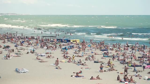 Crowded, But Pretty Beach: Stock Video