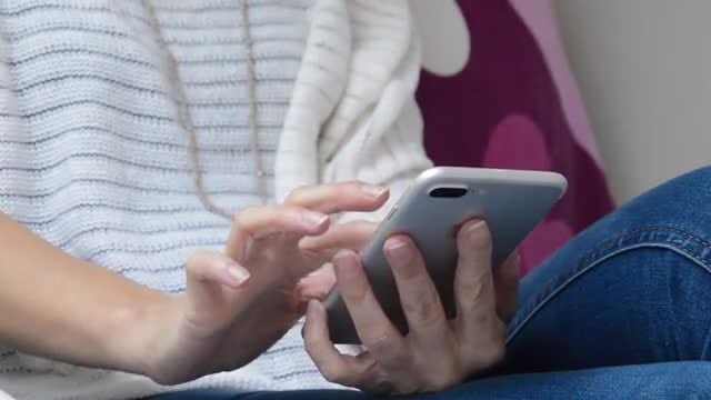 Mobile Phone Surfing: Stock Video
