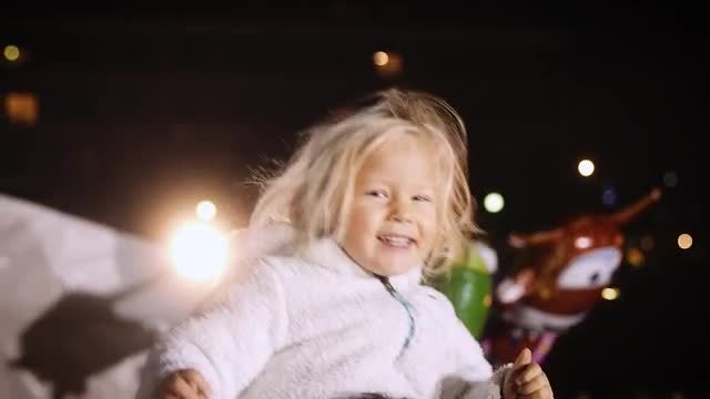 Little Girls Dancing On Dad's Shoulders: Stock Video