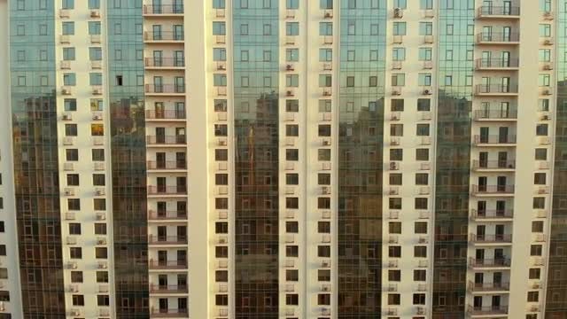 Mirror High-Rise Building: Stock Video