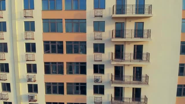 Building Zoom Out: Stock Video