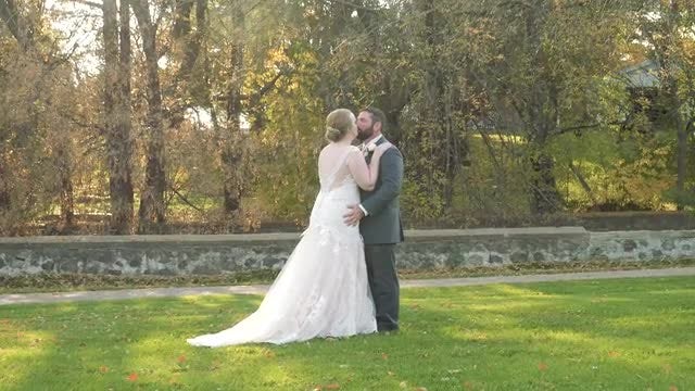 Newlyweds Kiss: Stock Video