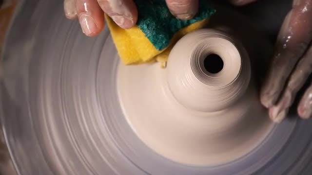 Potter Uses Sponge: Stock Video