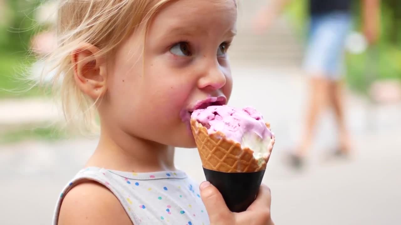 Можно ли мороженое на ночь. A child is eating Ice Cream.