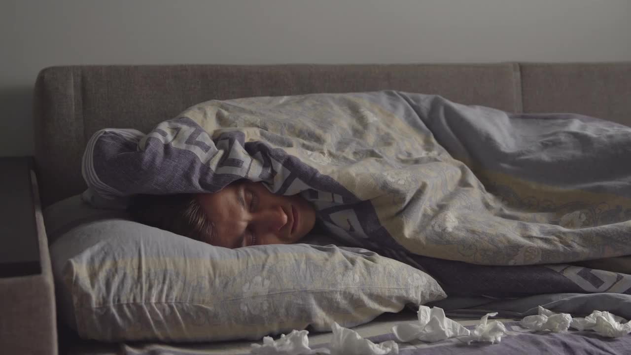 Сон мужчина болен. Человек под одеялом. Человек в кровати под одеялом. Человек в одеяле. Человек лежит на кровати.