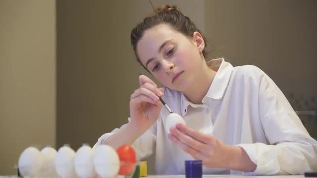 Painting An Egg: Stock Video