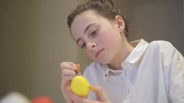 Painting An Egg: Stock Video