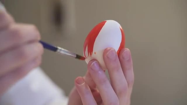 Coloring The Egg: Stock Video
