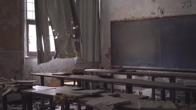Rundown Classroom: Stock Video