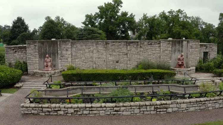 Loose Park Pioneer Statues: Stock Video
