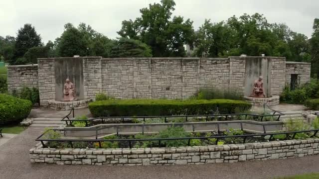 Loose Park Pioneer Statues: Stock Video