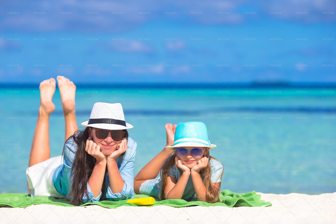 Family Relax At The Beach: Stock Photos