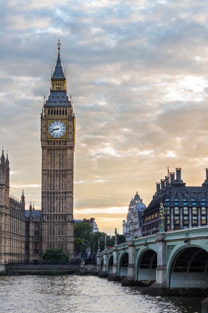 Big Ben Standing Proud: Stock Photos