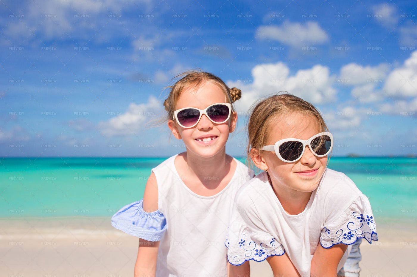 Sisters In Sunglasses: Stock Photos