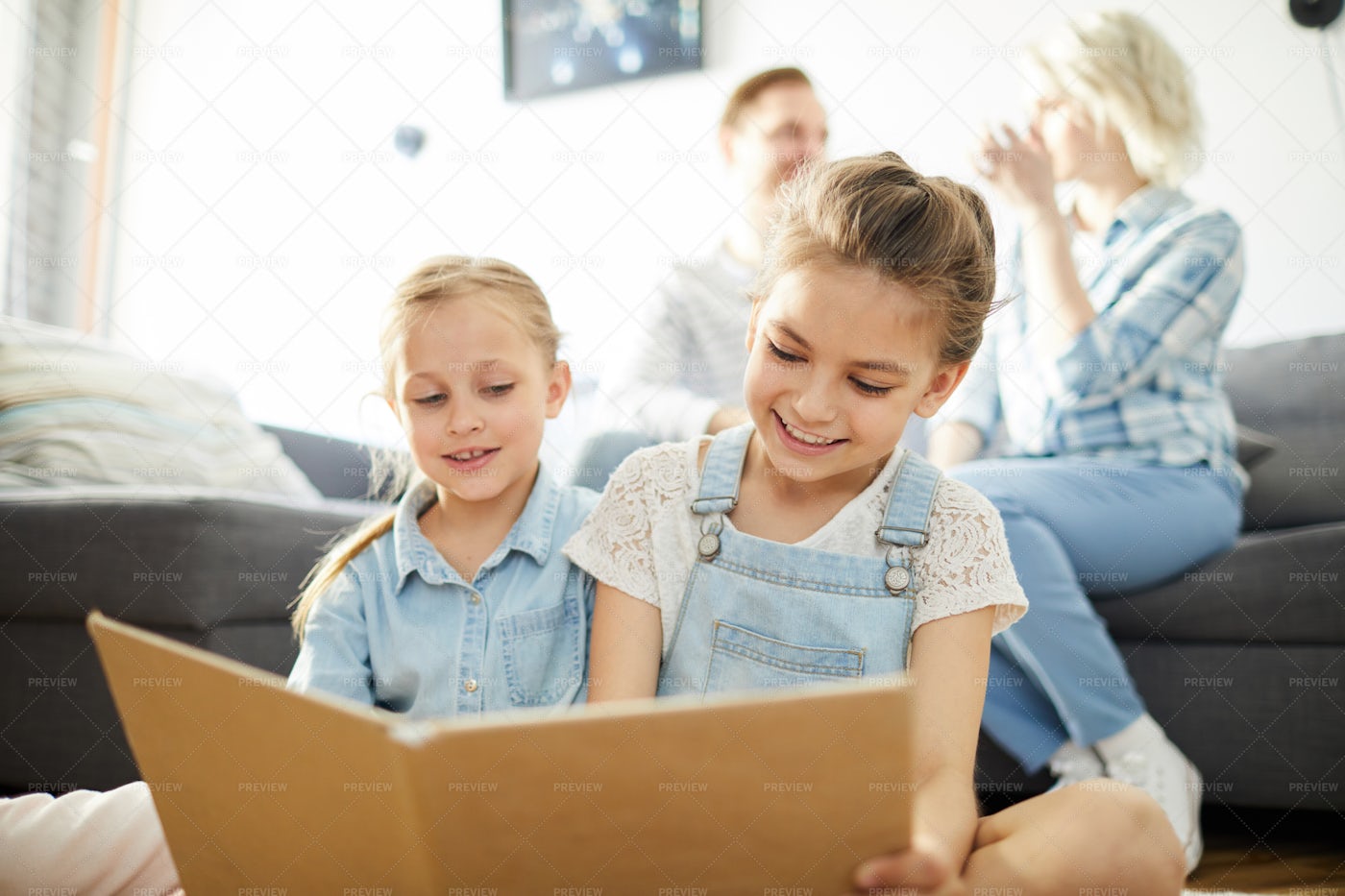 Girls Reading: Stock Photos
