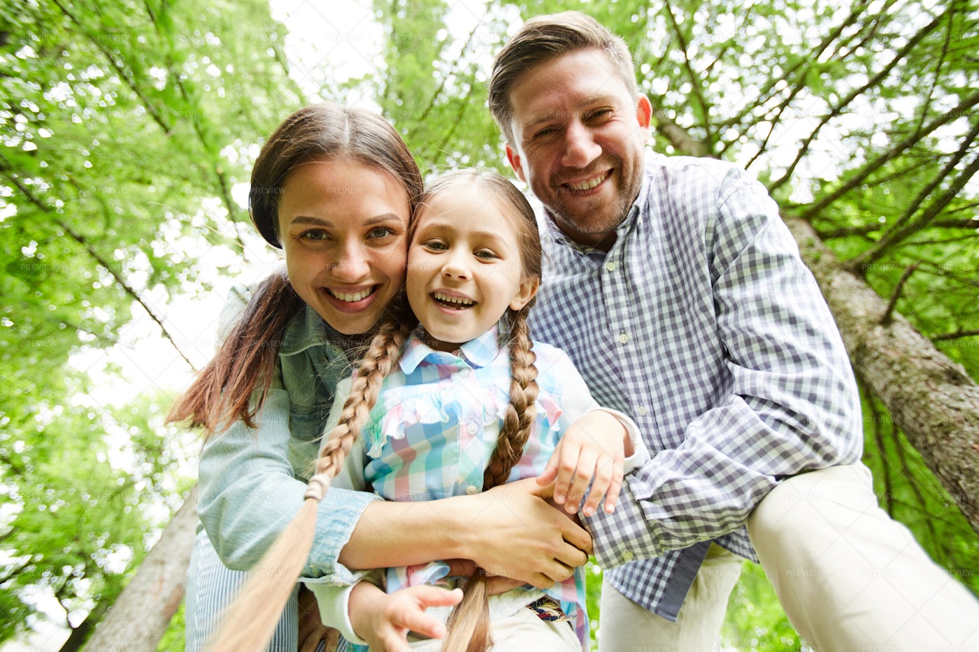 Семья там. Фото семьи на зеленом фоне. Cheerful Family.