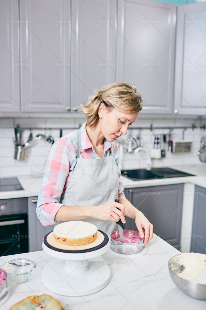 Housewife Baking Cakes High-Res Stock Photo - Getty Images