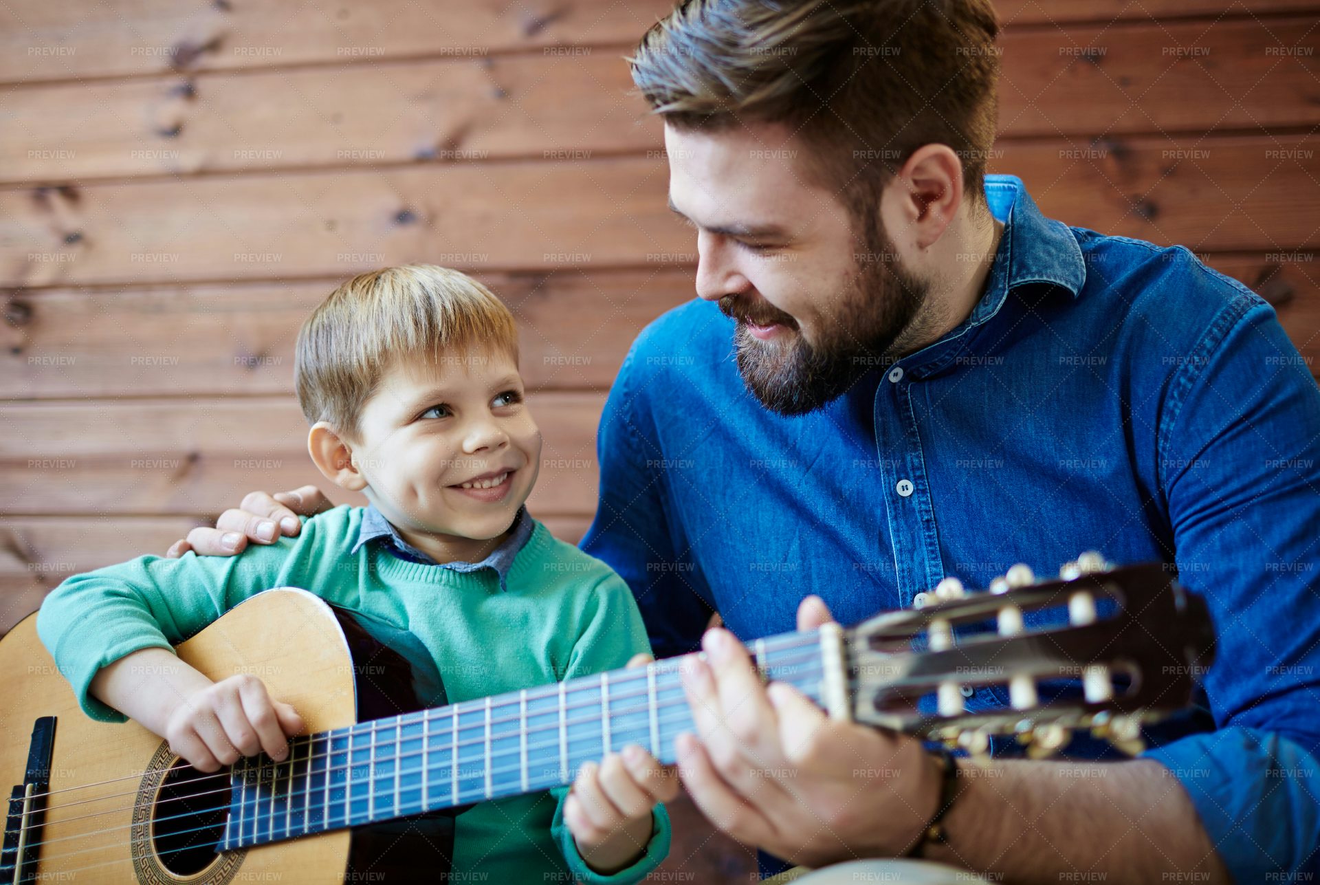 Фотосессия папа и сын. Отец с сыном поют. Гитара папа. Ребенок с папой с гитарой. Отец с сыном поют песню