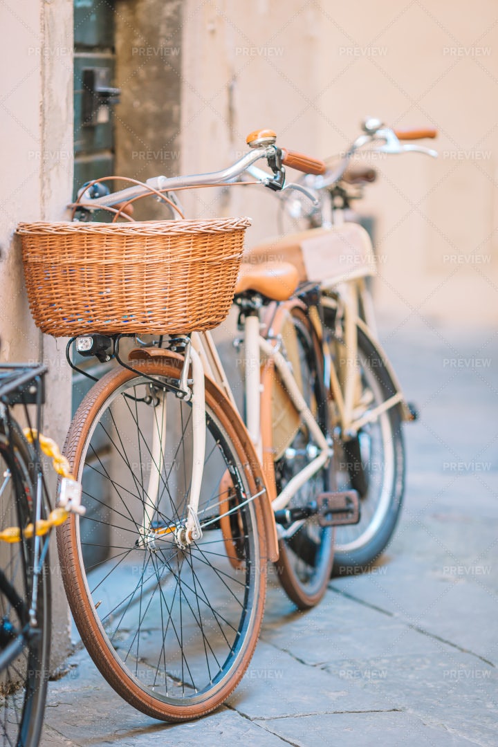 Vintage Bicycles Parked: Stock Photos