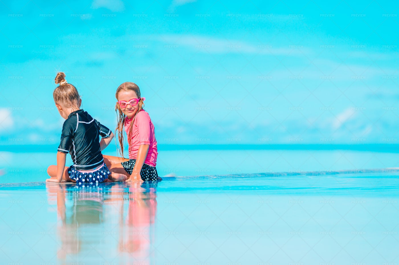 Infinity Pool: Stock Photos