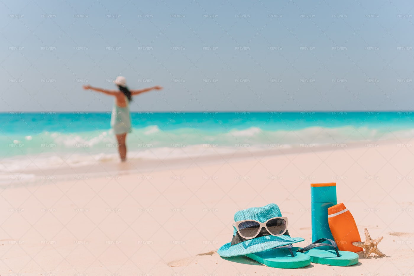 Suncream, hat, sunglasses and flip flop: Stock Photos