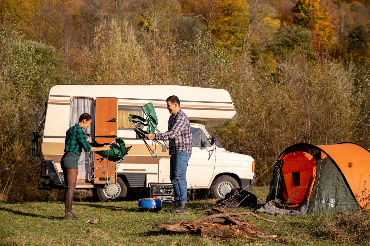 Campers Unfolding Chairs: Stock Photos
