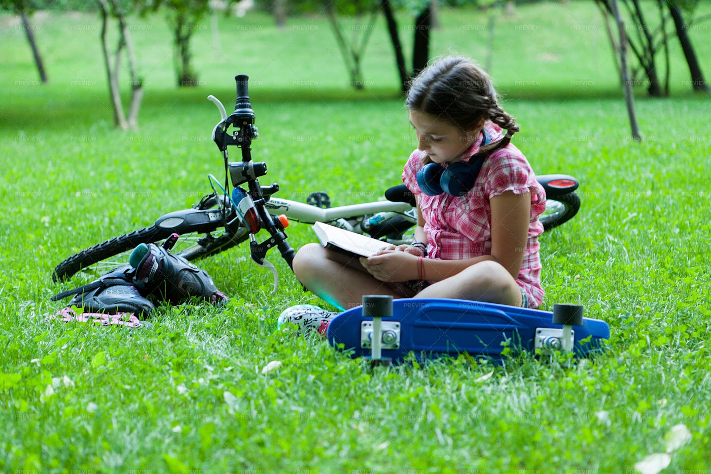 Reading At The Park: Stock Photos