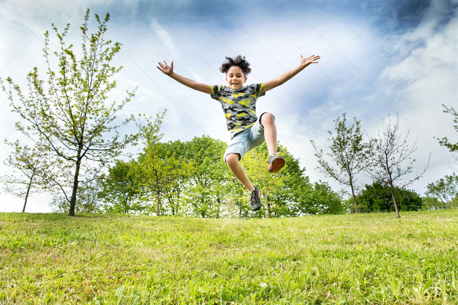 He jumps he had been jumping. Дети в прыжке. Мальчик прыгает. Мальчик в прыжке. Дети прыгают на траве.