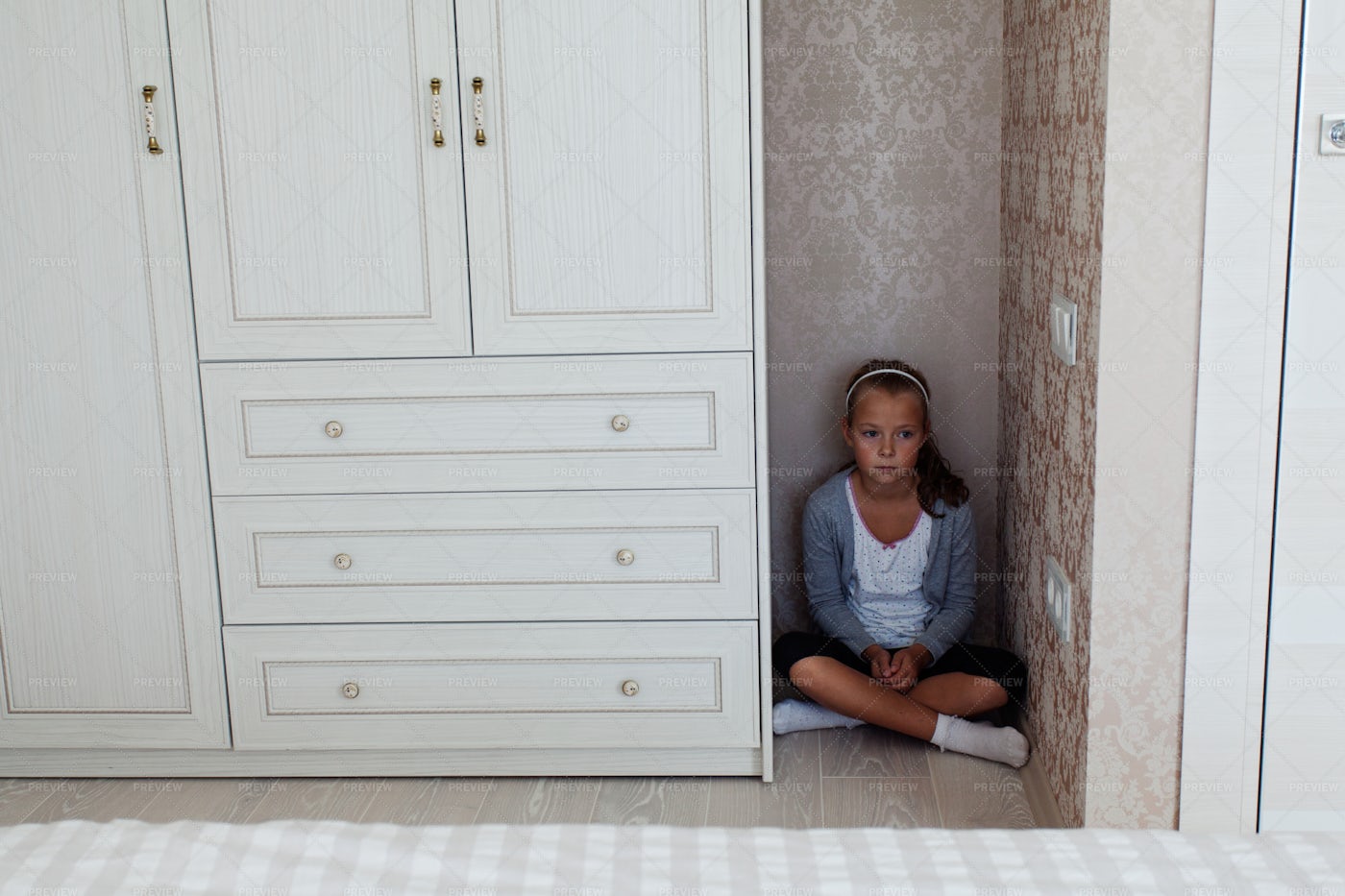Девочка в углу. Девочка сидит в углу комнаты. Девочка стоит в углу. Девочка сидит в углу фото.