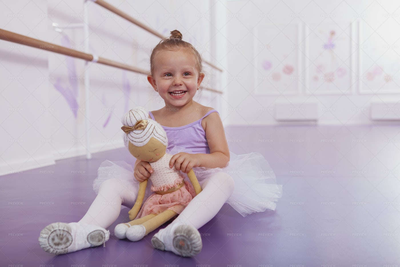 Nanny look at my ballerina she s. Милая маленькая балерина. Маленькая балерина плачет. Девочка балерина плачет. Долли Литтл балерина.